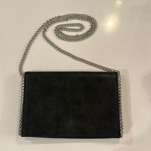 Textured black clutch w/silver detachable chain.